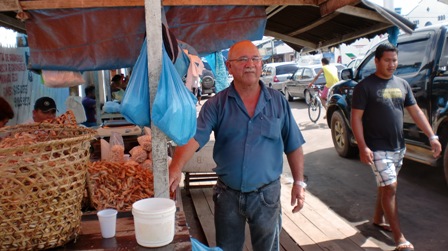 Vendedor de Camarão que trabalha há 51 anos na Feira. 