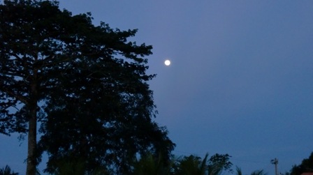 A lua, surgindo e enfeitando o Lual do Thassus