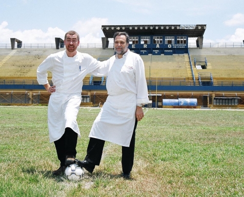 Chefs Alex Atala e Paulo Martins, no estádio Zerão