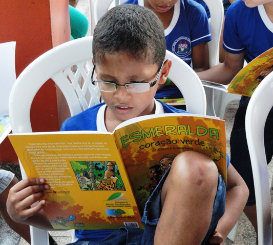 Crianca em leitura atenta