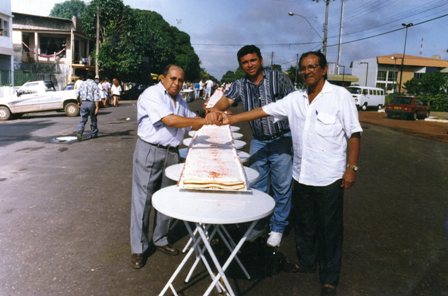 Jornalistas João Silva e Evandro Luiz, com o artista plástico R.Peixe