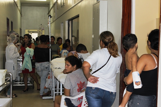 Pacientes internados nos corredores do PAI