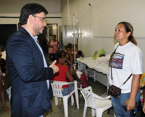 Promotor André Araújo ouvindo familiares de pacientes