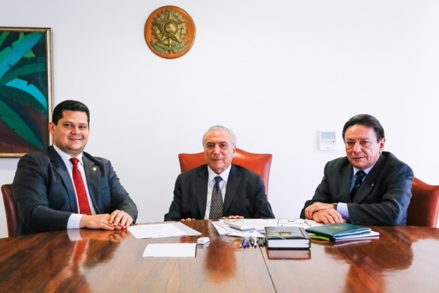 Brasília - DF, 13/07/2016. Presidente em Exercício Michel Temer recebe o Senador Davi Alcolumbre (DEM-AP) e Waldez Góes (PDT-AP), governador do Amapá. Foto: Marcos Corrêa/PR