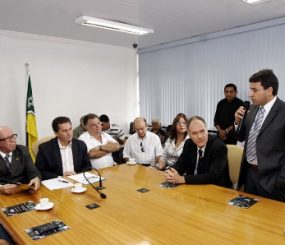 Pedro Paulo entrega Licença Prévia para construção de hidrelétrica
