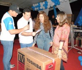 Olha a sortuda (EU) recebendo a TV do sorteio do IPTU.