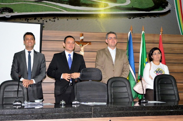 Gosto disso. O Prefeito Clécio foi à Câmara Municipal prestar contas dos primeiros 100 dias de gestão.