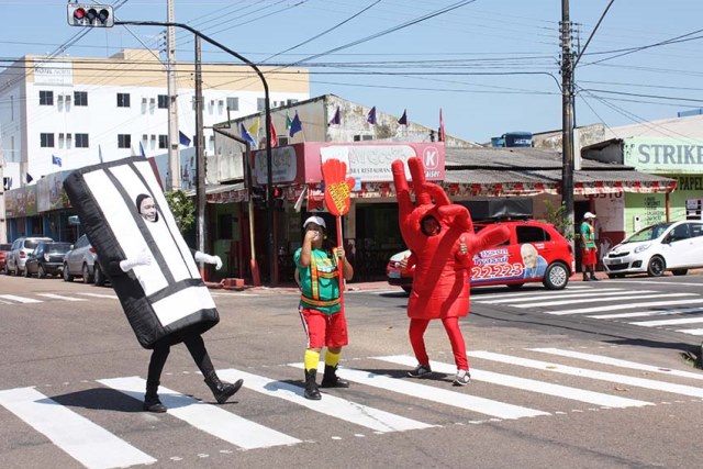 Prefeitura ativa mais um semáforo e lança campanha de sensibilização nas faixas de pedestre