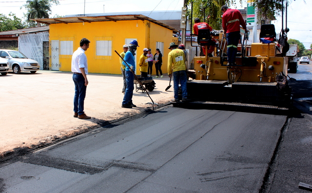 Clécio acompanha os serviços de pavimentação de norte a sul de Macapá