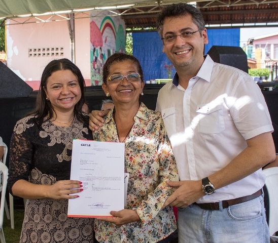 Depois de mais de 20 anos, prefeito Clécio entrega título definitivo aos proprietários do conjunto Laurindo Banha