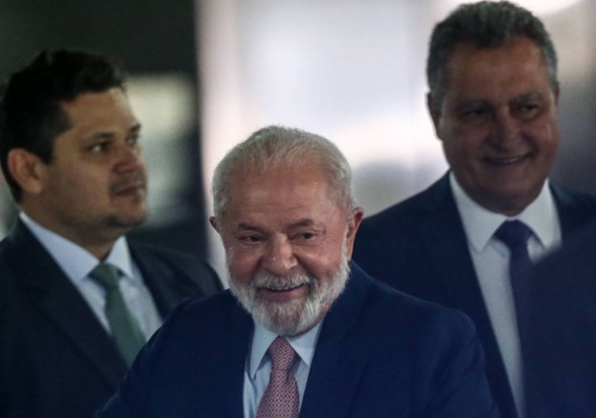 Da Folha de São Paulo: “Lula e Silveira ajudam Alcolumbre com trava em conta de luz no Amapá”