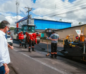 Governador Clécio inspeciona obras de pavimentação na Fazendinha que ampliam a mobilidade urbana e fortalecem a economia local