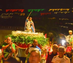 Como parte da tradição, imagens religiosas da Capela de São Tiago são transportadas para a Igreja Nossa Senhora da Assunção, na orla de Mazagão Velho